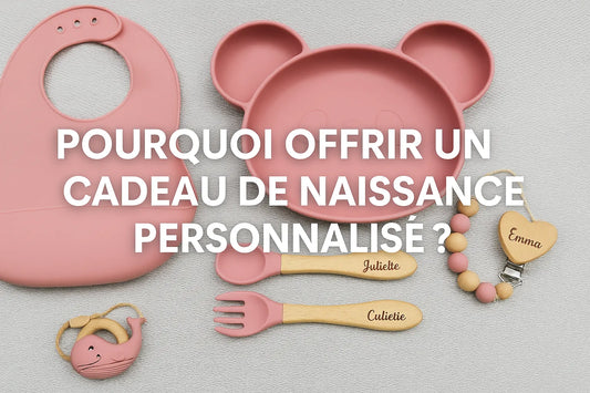 Coffret repas bébé personnalisé en silicone rose avec prénom gravé sur les couverts, bavoir, attache-tétine et jouet de dentition sur fond clair.
