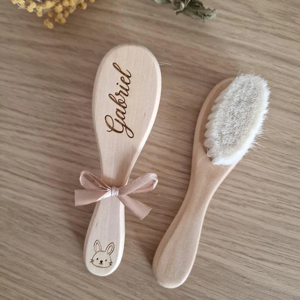 Peigne en bois personnalisé avec le nom Gabriel et une petite brosse à cheveux douce, décoré d'un nœud en satin.