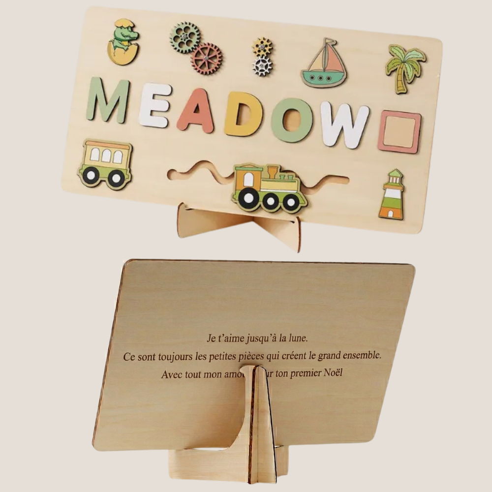 Puzzle de prénom en bois personnalisé "MEADOW" avec des motifs colorés (train, bateau, crocodile) et une gravure personnalisée au dos pour le premier Noël d'un enfant.