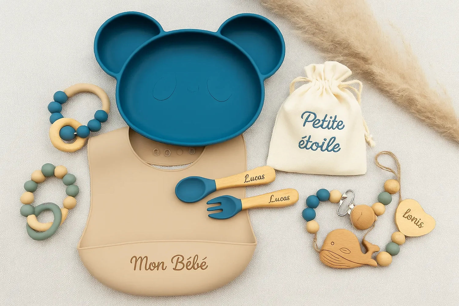 Coffret cadeau personnalisé pour baby shower avec assiette panda, bavoir, couverts gravés, anneau de dentition et pochette “Petite étoile” sur fond neutre.
