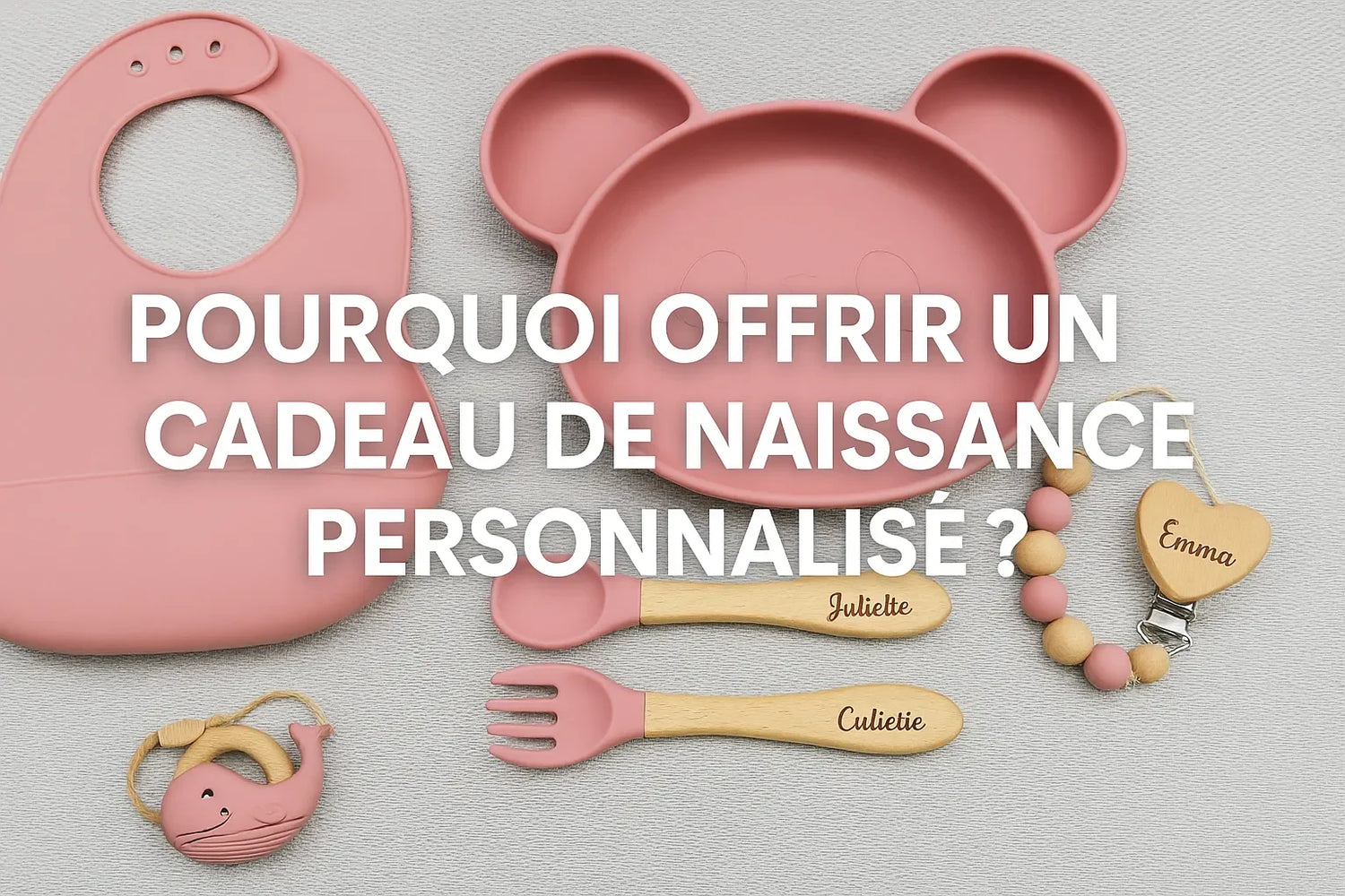 Coffret repas bébé personnalisé en silicone rose avec prénom gravé sur les couverts, bavoir, attache-tétine et jouet de dentition sur fond clair.