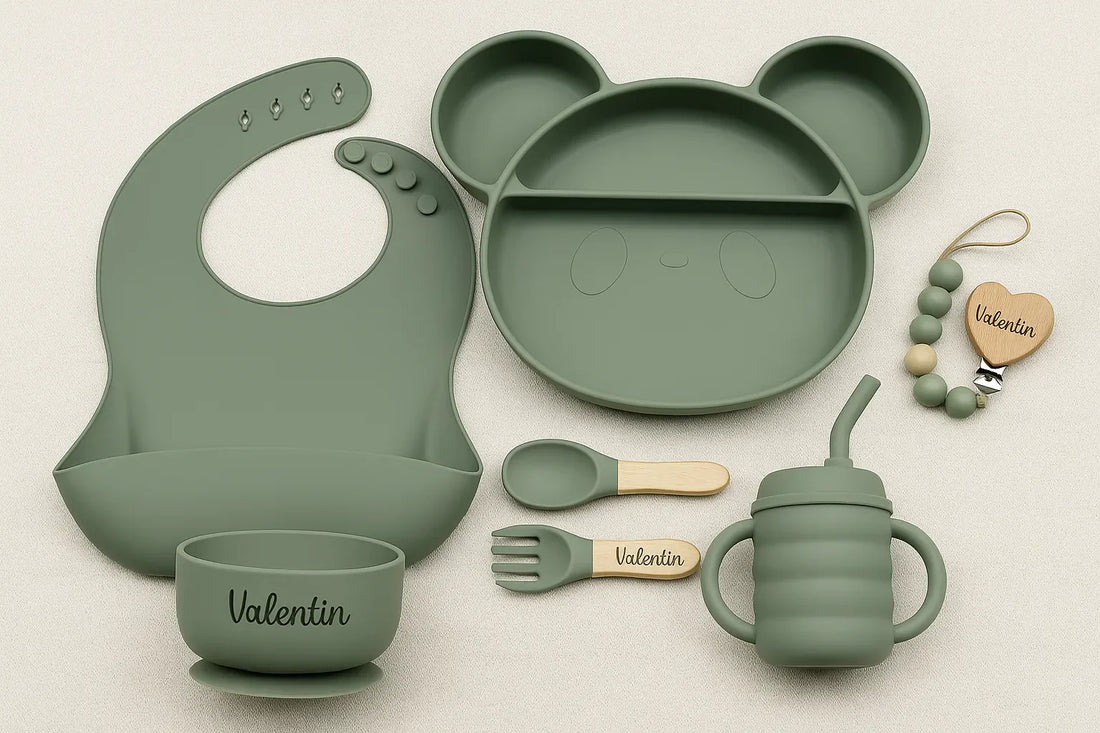 Set repas bébé personnalisé en silicone vert avec prénom Valentin : assiette panda, bavoir, tasse, bol, couverts gravés et attache-tétine assortie.