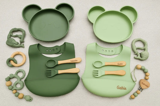 Set repas bébé personnalisé pour jumeaux avec prénoms Gabin et Valentin, comprenant assiettes panda, bavoirs, couverts gravés, anneaux et attaches-tétines.