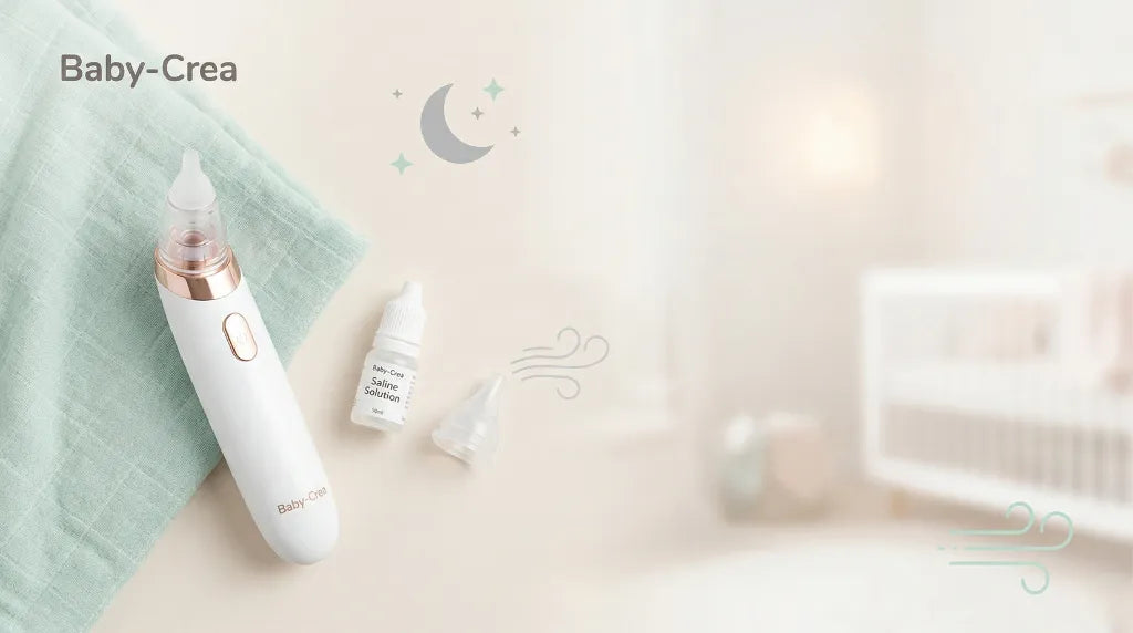 Le mouche-bébé électrique Baby-Crea présenté avec un flacon de sérum physiologique et un embout en silicone sur un fond épuré.