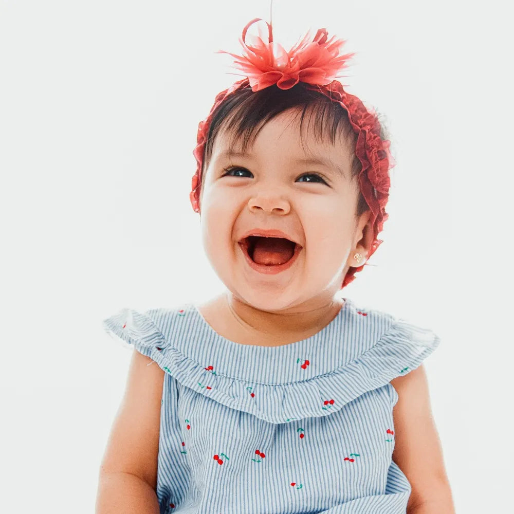 Un mouchage Zen et sans stress : gros plan du bébé très heureux, respirant librement après l'utilisation de l'aspirateur nasal électronique Baby-Crea.