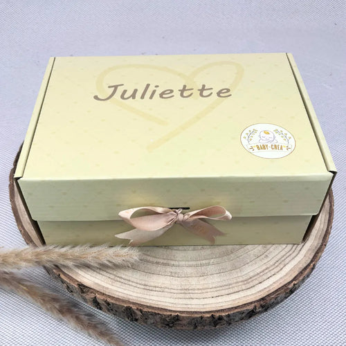 Boîte cadeau bébé personnalisée avec prénom Juliette – idéale pour sublimer un coffret naissance, un doudou ou un set repas personnalisé – couleur beige avec ruban élégant.