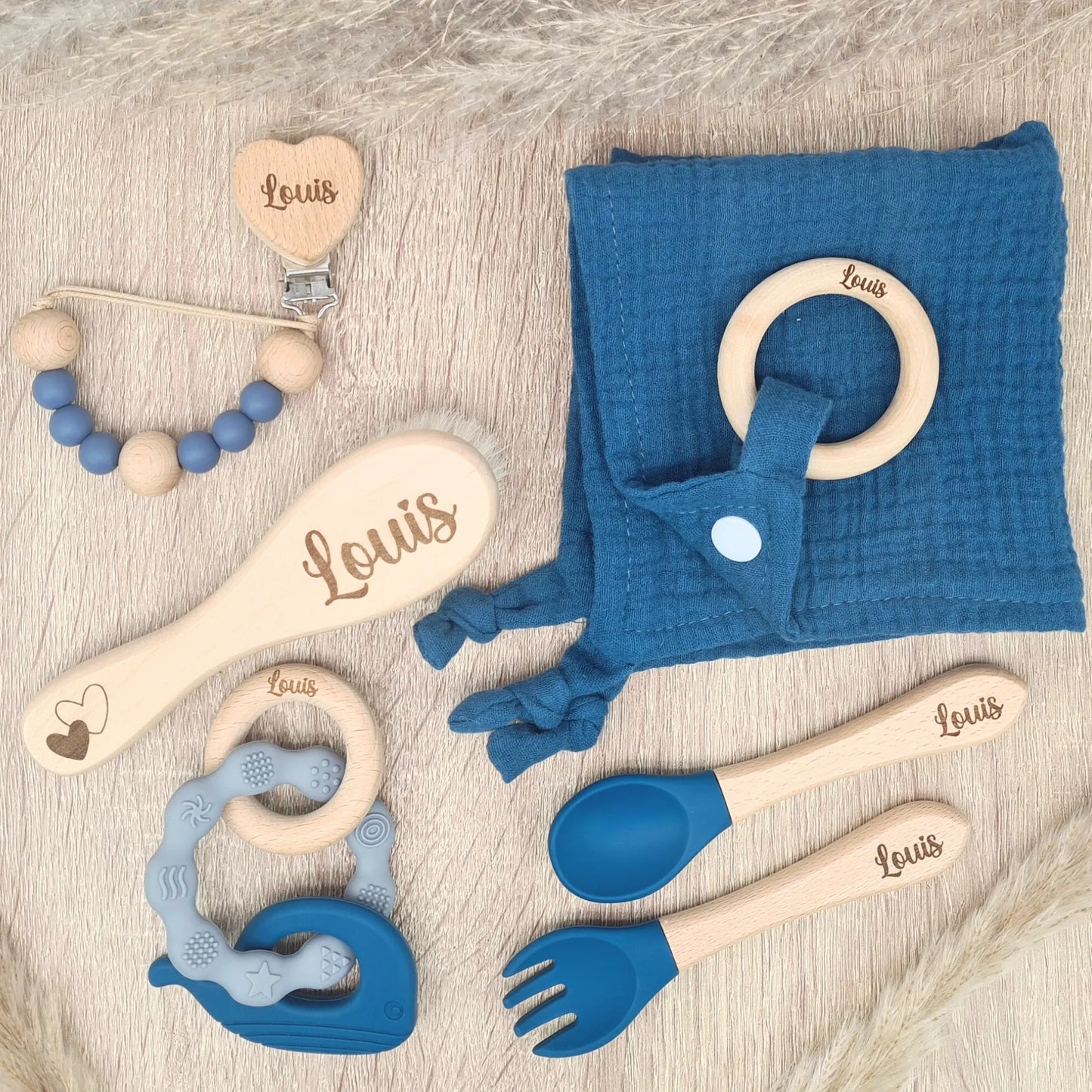 Kit naissance personnalisé bleu pétrole Louis incluant teether, brosse cheveux gravée et lange double gaze