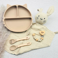 Coffret repas bébé personnalisé beige – assiette chat silicone, couverts en bois prénom Agathe, doudou lapin, attache tétine Léa