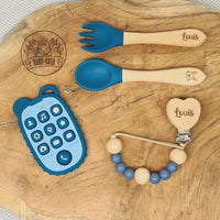 Coffret bébé prénom attache, anneau pop-up et couverts