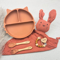 Coffret repas bébé terracotta personnalisé – prénom Juliette et Lenny, assiette compartimentée chat, doudou lapin orange