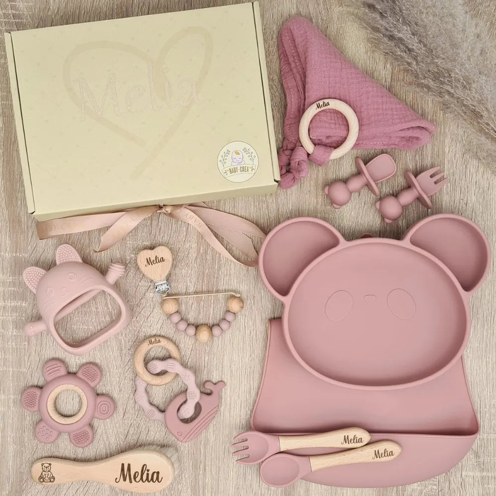 Ensemble en couleur rose, comprenant un plateau de repas en forme de panda et divers accessoires, tous personnalisés avec le nom Mélia.