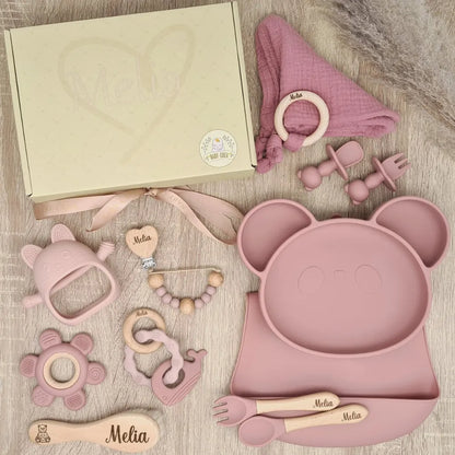 Ensemble en couleur rose, comprenant un plateau de repas en forme de panda et divers accessoires, tous personnalisés avec le nom Mélia.