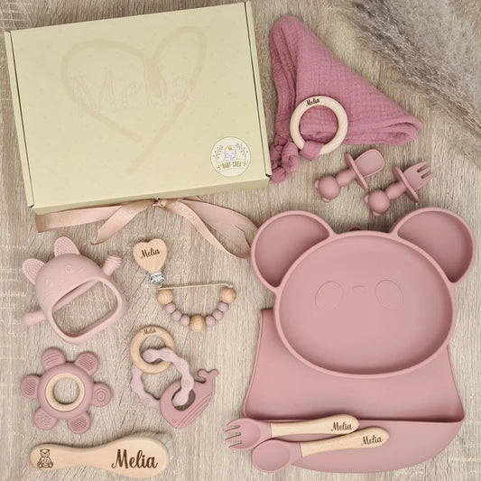 Ensemble en couleur rose, comprenant un plateau de repas en forme de panda et divers accessoires, tous personnalisés avec le nom Mélia.
