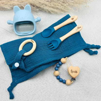 Coffret cadeau naissance bleu avec lange personnalisé, cuillère et fourchette en bois gravés Alba, attache tétine prénom Louis, jouet de dentition chat en silicone bleu, anneau de dentition prénom Ethan – set repas bébé personnalisé.