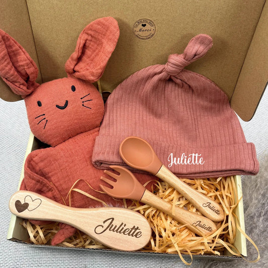 Coffret naissance personnalisé Juliette avec doudou lapin terracotta, bonnet assorti, couverts et brosse gravés. Cadeau fille fait main.