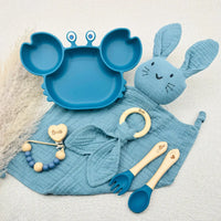 Coffret repas bébé bleu personnalisé avec prénom Louis et Alba, assiette silicone forme crabe, set repas complet avec couverts gravés, doudou coton, anneau bois, attache tétine prénom, idée cadeau bébé garçon