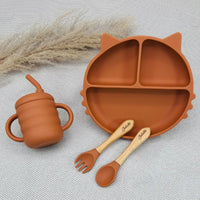 Coffret repas bébé personnalisé marron avec assiette chat et couverts gravés, cadeau pratique pour bébé Baby-Crea