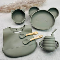 Coffret repas bébé complet kaki avec prénom gravé, assiette et bol silicone panda, bavoir, tasse et couverts bois.