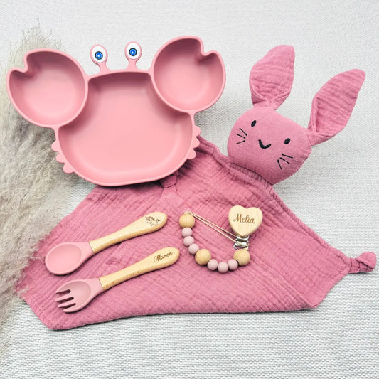 Coffret repas bébé fille rose poudré avec prénom Manon et Melia, assiette silicone crabe, couverts bébé gravés, doudou lapin coton, attache tétine personnalisée, idée cadeau naissance fille
