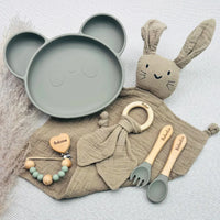 Coffret repas bébé gris personnalisé avec assiette panda, doudou lapin, anneau de dentition bois, attache tétine verte et couverts gravés Valentin