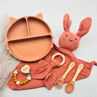 Coffret repas bébé personnalisé terracotta avec prénom Juliette, assiette chat ventouse silicone, doudou lapin, anneau de dentition gravé, attache tétine bois prénom Lenny, idée cadeau de naissance mixte