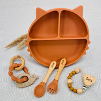 Coffret repas bébé personnalisé marron avec assiette chat, anneau dentition et attache tétine bois Baby-Crea