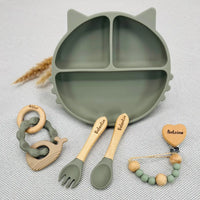 Coffret repas bébé personnalisé vert olive avec assiette chat, couverts et anneau de dentition, cadeau naissance Baby-Crea