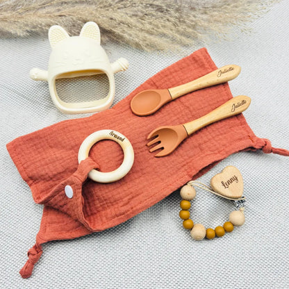 Coffret repas bébé terracotta personnalisé avec lange, couverts gravés Juliette, attache tétine prénom Lenny, anneau de dentition bois prénom Armand, jouet dentition chat crème – idée cadeau de naissance.