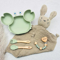 Coffret repas bébé vert pastel personnalisé avec prénom Gabin et Antoine, assiette crabe silicone, couverts bois gravés, doudou lapin coton, attache tétine personnalisée, idée cadeau de naissance mixte