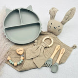 Coffret repas bébé vert sauge personnalisé avec prénom Valentin, set repas silicone, couverts premier âge, doudou doux, anneau de dentition gravé prénom Arthur, attache tétine bois et silicone