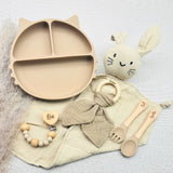 Coffret repas naissance personnalisé couleur sable, prénom Léa et Arthur, assiette compartimentée en silicone, couverts prénom Agathe, doudou lapin coton bio, attache tétine gravée, anneau dentition bois
