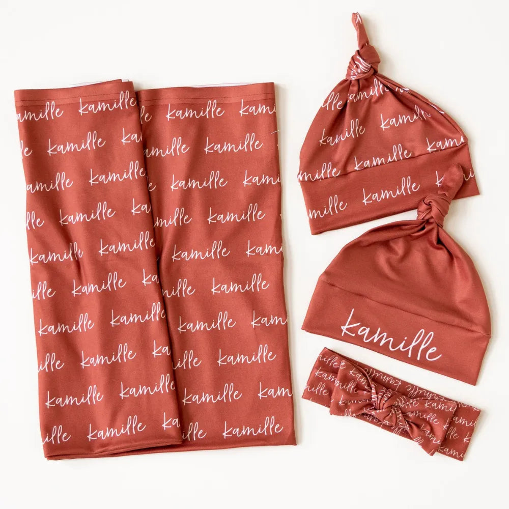 Couverture emmaillotage personnalisée 2026 coloris Terracota pour nouveau-né.