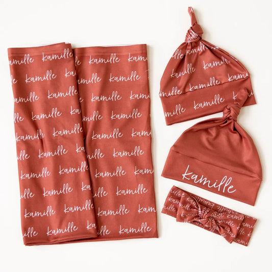 Couverture emmaillotage personnalisée 2026 coloris Terracota pour nouveau-né.