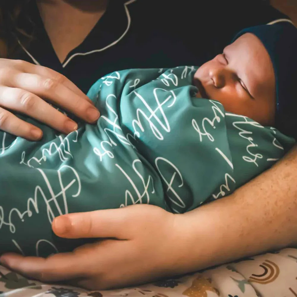 Cocon emmaillotage personnalisé 2026 pour bébé fille, coloris tendance.