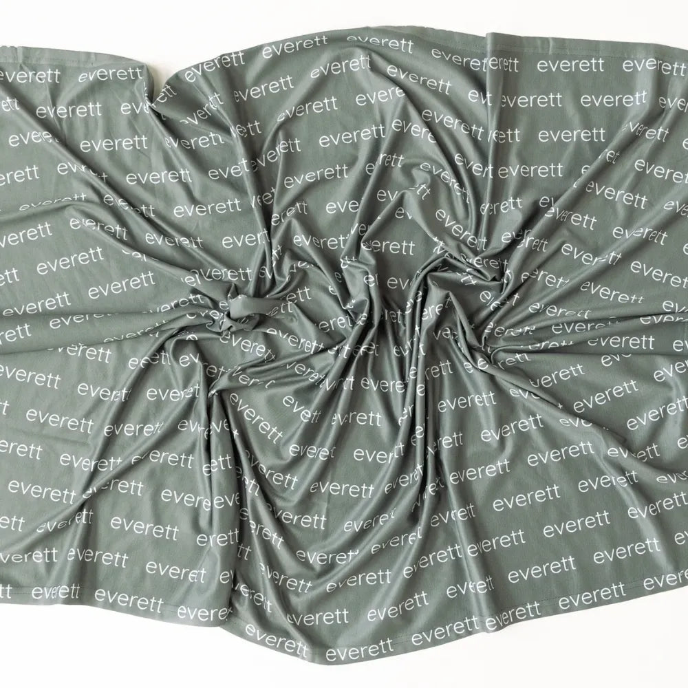 Cocon d'emmaillotage personnalisé 2026 pour bébé garçon, style moderne.