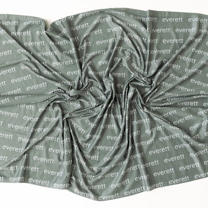 Cocon d'emmaillotage personnalisé 2026 pour bébé garçon, style moderne.