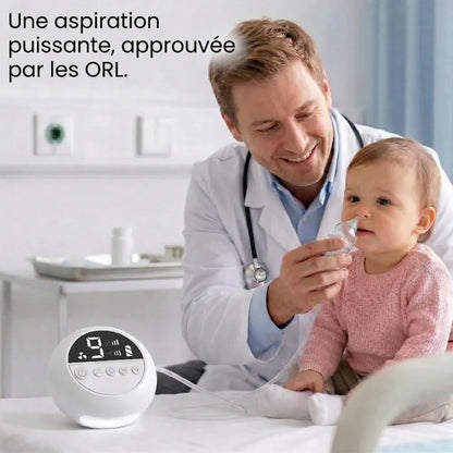 Médecin ORL utilisant un mouche bébé électronique puissant à 9 niveaux pour libérer les voies respiratoires d'un enfant.