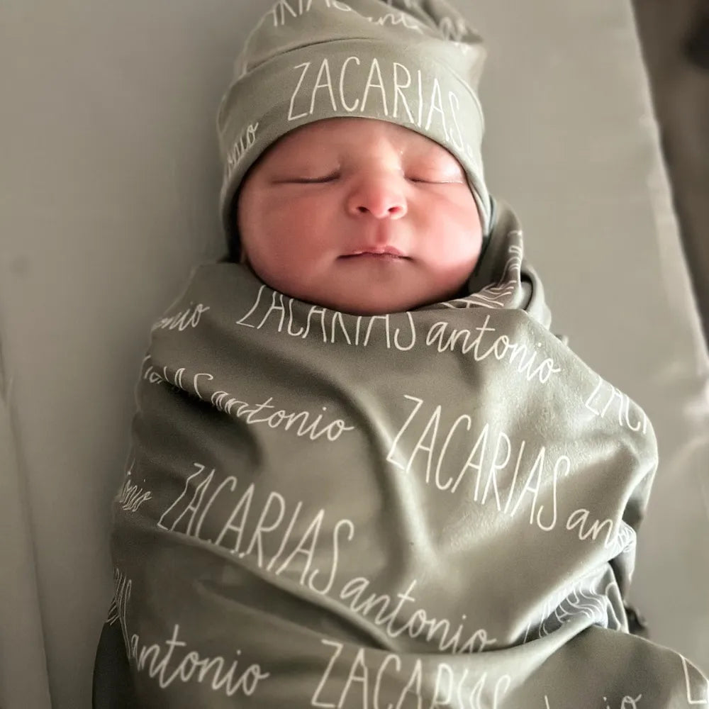 Pack naissance emmaillotage 2026 : couverture, bonnet et bandeau assortis.