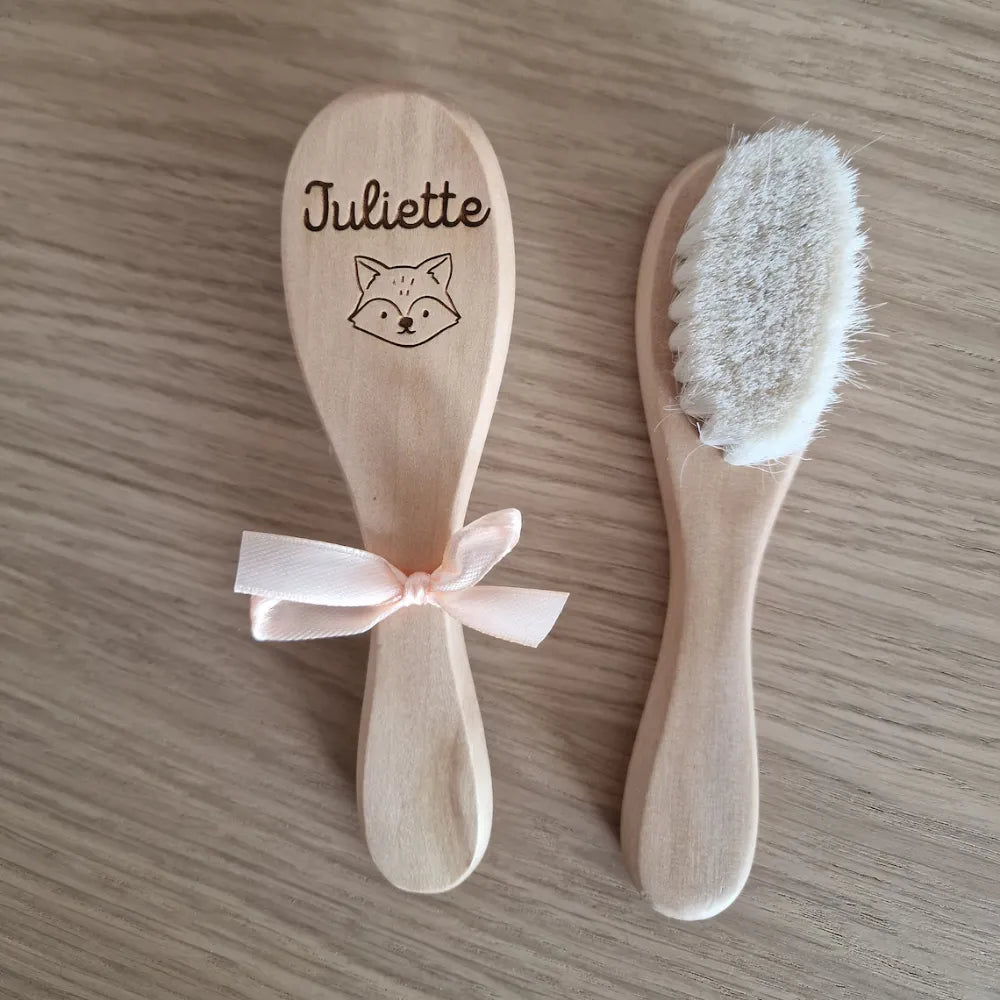 Peigne en bois personnalisé avec le nom Juliette et brosse douce, associé à un nœud en satin, parfait pour le soin des cheveux des bébés.