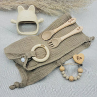 Set bébé beige personnalisé avec lange doux, couverts prénom Agathe, attache tétine prénom Léa, anneau de dentition prénom Melia, jouet de dentition chat crème – kit repas bébé complet et original.
