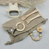 Set bébé beige personnalisé avec lange doux, couverts prénom Agathe, attache tétine prénom Léa, anneau de dentition prénom Melia, jouet de dentition chat crème – kit repas bébé complet et original.