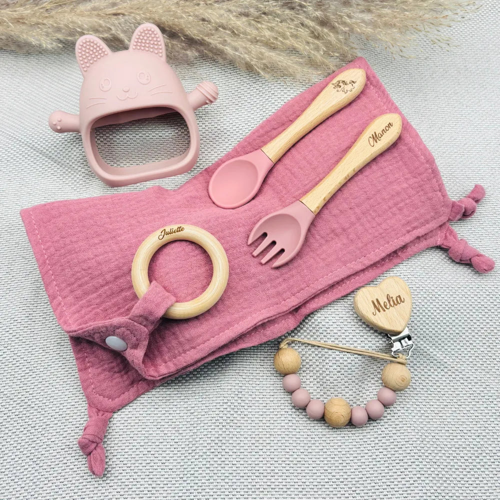 Set naissance fille rose personnalisé avec lange, couverts gravés Manon, attache tétine prénom Melia, jouet dentition chat silicone rose, anneau de dentition prénom Juliette – cadeau pratique pour repas bébé.