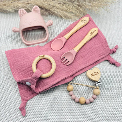 Set naissance fille rose personnalisé avec lange, couverts gravés Manon, attache tétine prénom Melia, jouet dentition chat silicone rose, anneau de dentition prénom Juliette – cadeau pratique pour repas bébé.