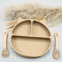Coffret repas bébé beige avec prénom, assiette silicone antidérapante et couverts bois. Cadeau naissance utile.