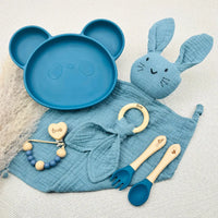 Set repas bébé bleu personnalisé avec assiette panda, doudou lapin bleu, attache tétine bois et perles bleues, couverts en bois prénom Alba