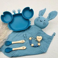Set repas bébé personnalisé bleu ciel avec prénom Louis et Alba, assiette crabe compartimentée en silicone, couverts gravés, doudou lapin, attache tétine bois, cadeau de naissance garçon original