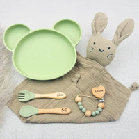 Set repas bébé personnalisé en silicone en forme d’ours avec assiette compartimentée, cuillère, fourchette, tasse d’apprentissage anti-fuite, attache-tétine et doudou lapin – idée de cadeau de naissance unique et pratique