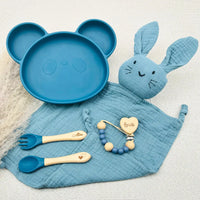 Set repas bébé personnalisé en silicone en forme d’ours avec assiette compartimentée, cuillère, fourchette, tasse d’apprentissage anti-fuite, attache-tétine et doudou lapin – idée de cadeau de naissance unique et pratique