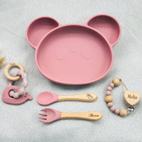 Set repas bébé personnalisé rose avec assiette panda, couverts gravés et jouets silicone, idéal comme cadeau de naissance.