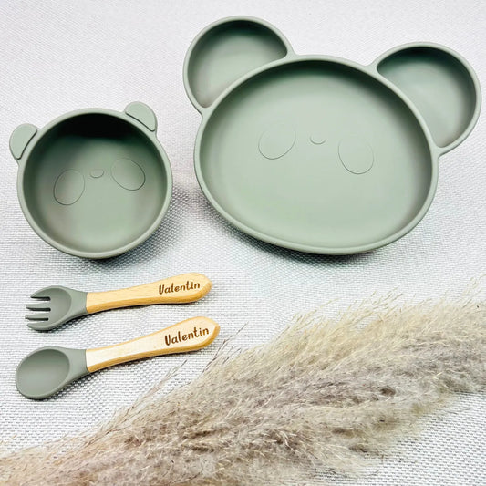 Set repas bébé vert sauge avec assiette et bol en silicone panda, cuillère et fourchette en bois gravés prénom Valentin. Idéal cadeau bébé personnalisé.